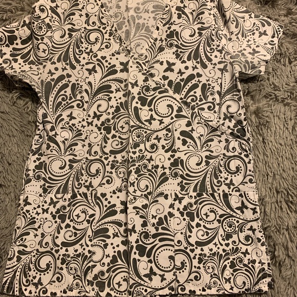 6 Butterfly scrub tops - Picture 3 of 7